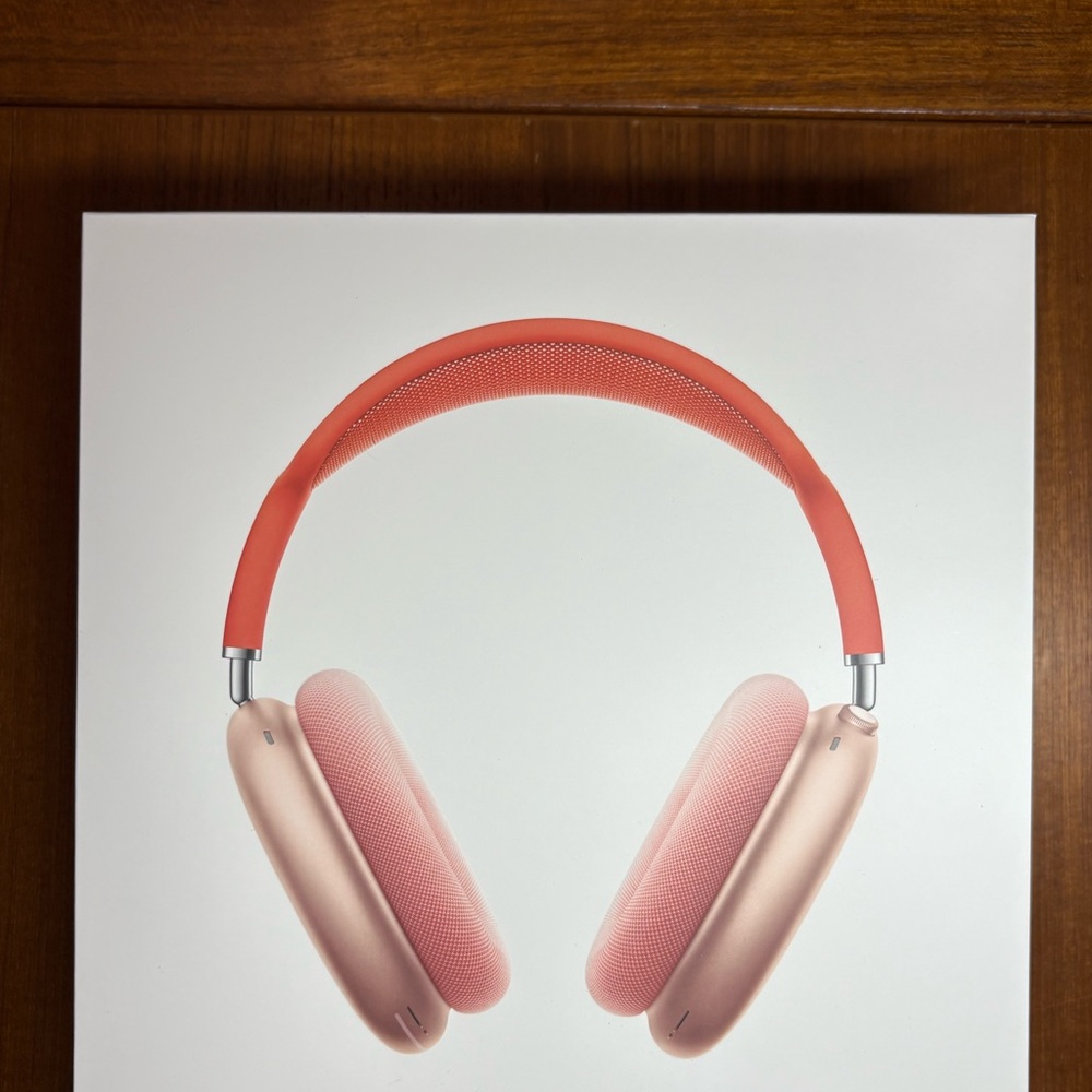 Apple AirPods Max in pink